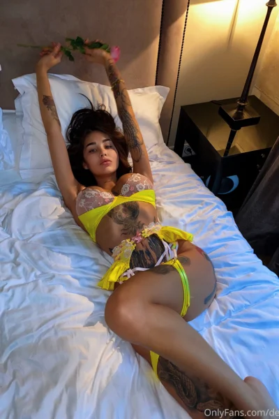 Effervescent  Elizabeth Definy Sextape